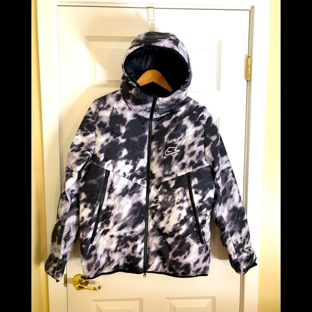 NWT Nike Downfill Insulated MENS Medium Winter Jacket. as seen on Ted Lasso S2E4